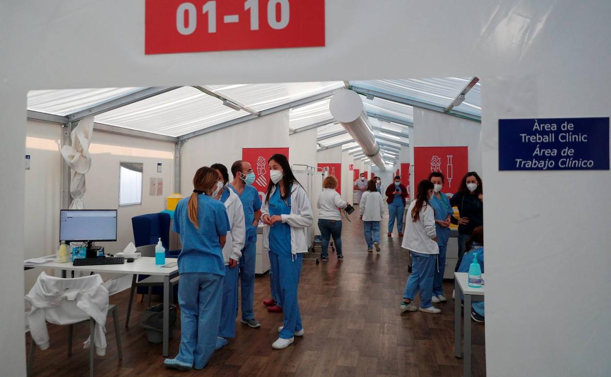 Personal sanitario en un centro de vacunación valenciano.