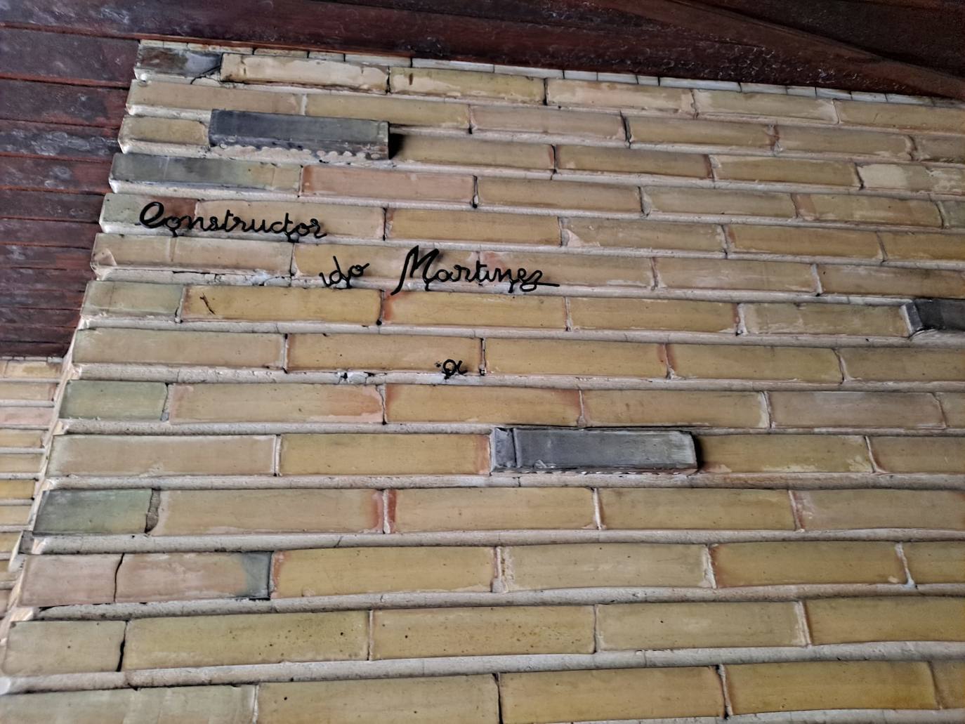 Firma deteriorada en un zaguán de Facundo Martínez