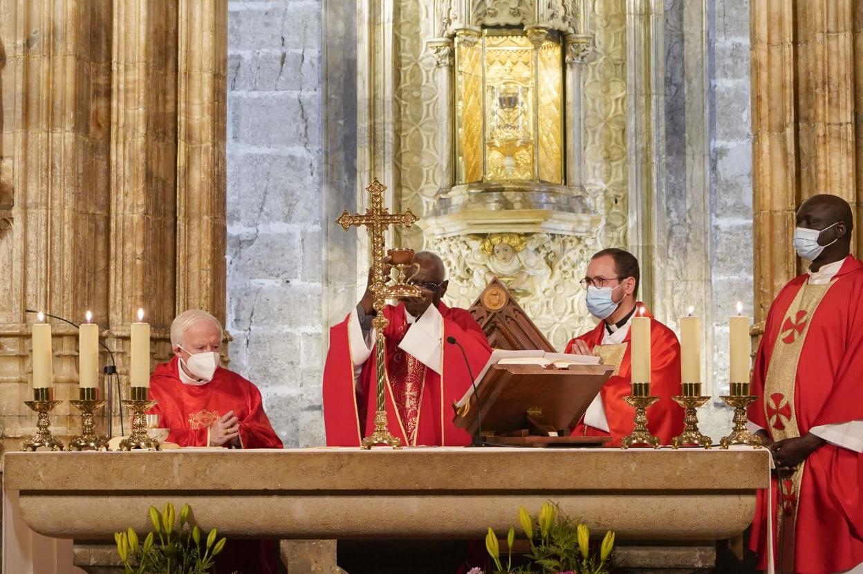 El cardenal Sarah, ayer junto a Cañizares. m. jesús fernández/avan