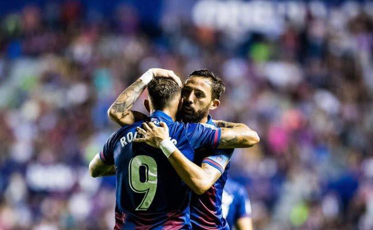 Roger y Morales se abrazan tras un gol de la pasada temporada. 