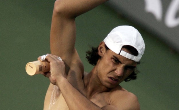 Un joven Rafa Nadal, en 2009, se aplica talco en las axilas durante un entrenamiento en Indian Wells. 