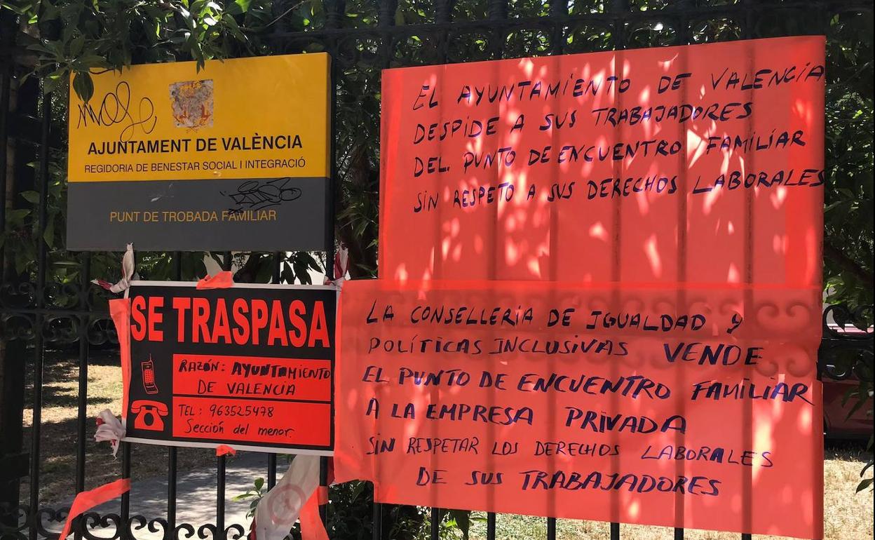 Pancartas de protesta en el Punto de encuentro Familiar. 