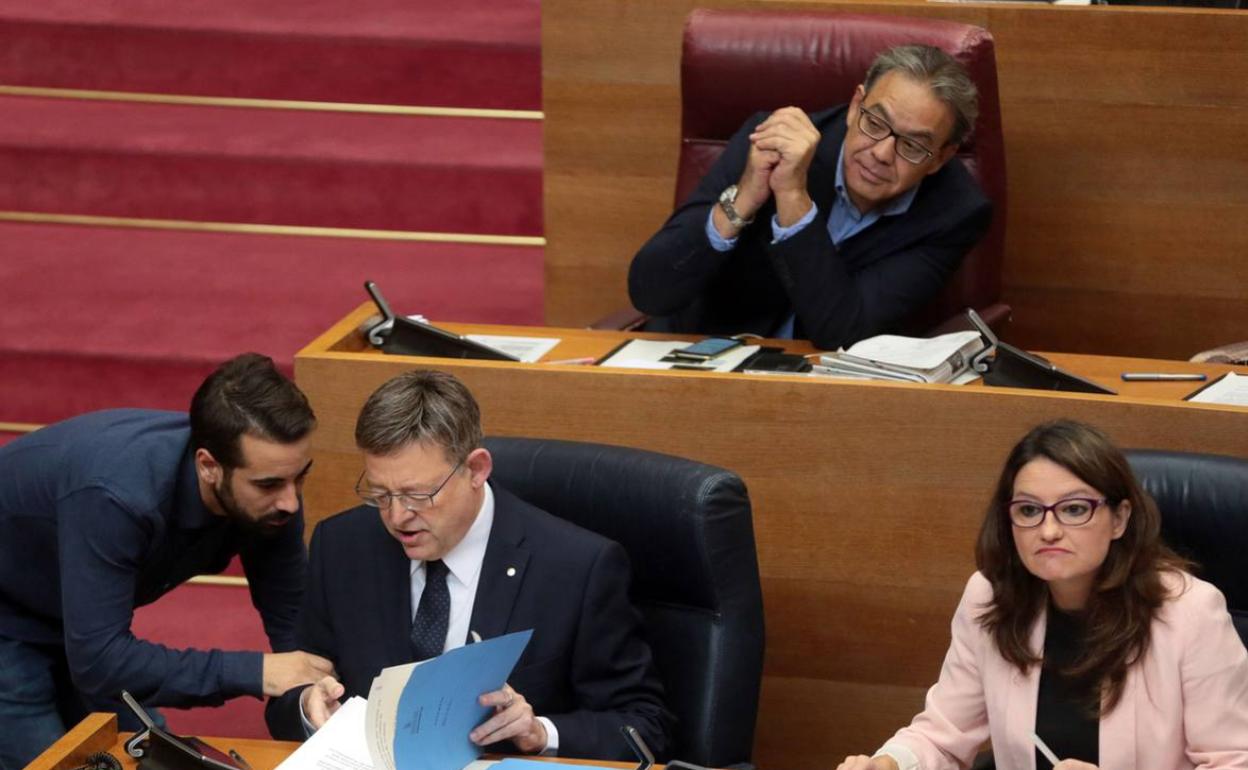 Manolo Mata, cerca de Ximo Puig y Mónica Oltra.