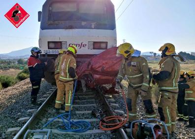 Imagen secundaria 1 - Accidente de tren | Cuatro muertos al chocar un coche y un tren en Novelda