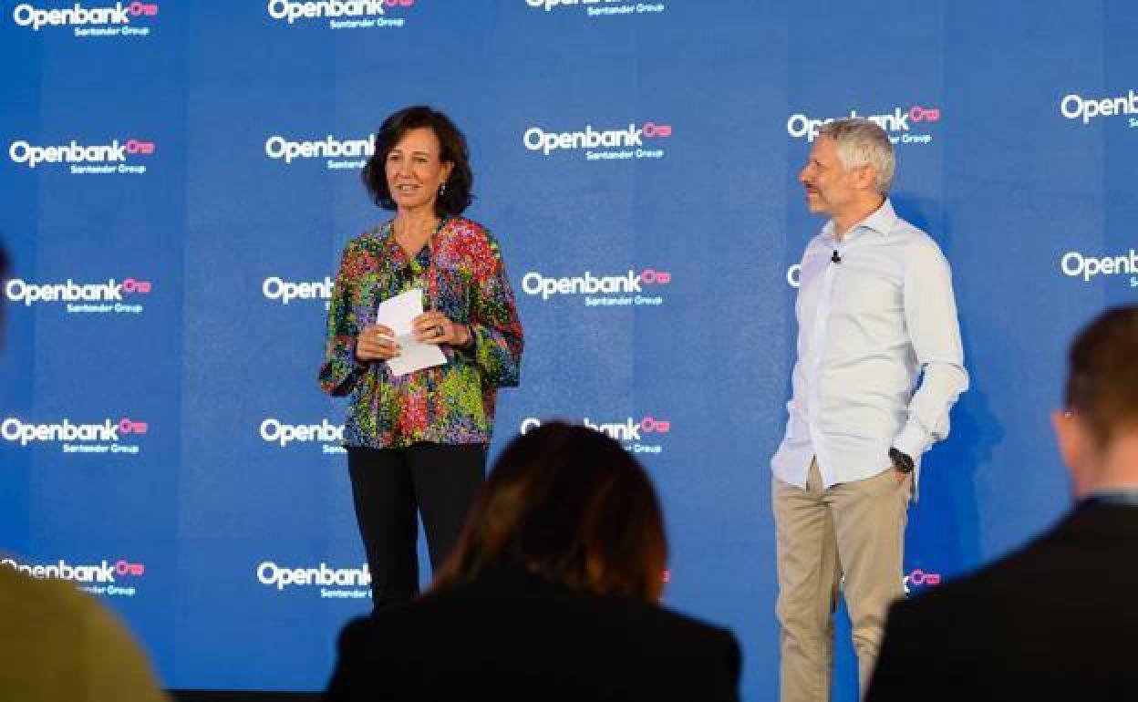 La presidenta del Santander, Ana Botín, junto al consejero delegado de Openbank, Ezequiel Szafir, en una foto de archivo. 