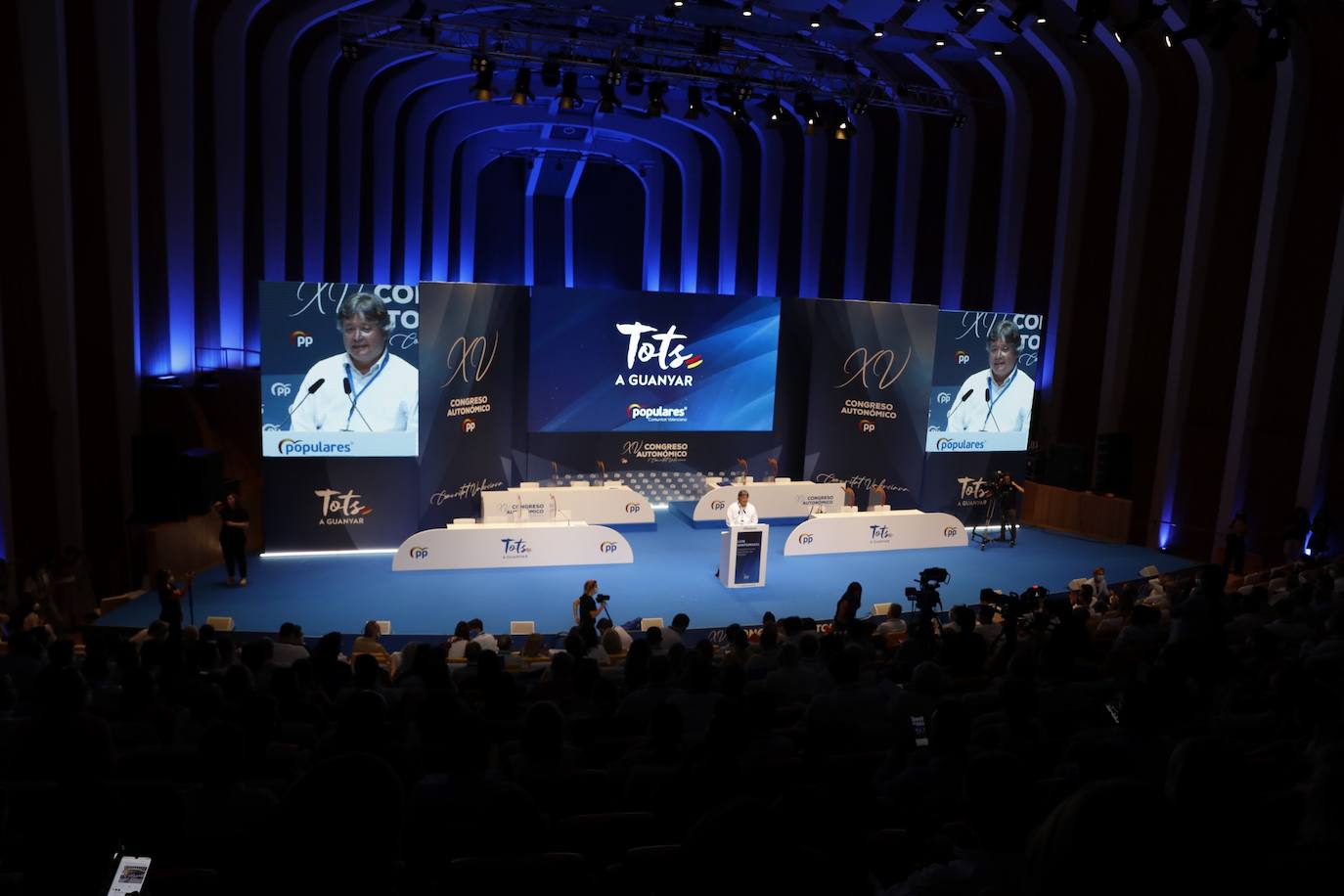 El XV Congreso Autonómico del Partido Popular se celebra este sábado en las salas del Palau de Les Arts. El expresidente de la Generalitat Alberto Fabra es el encargado de presidir el cónclave de los populares y proclamar como nuevo presidente del partido a Carlos Mazón.