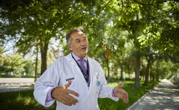 Luis Martí Bonmatí, en un momento de la conversación fuera del Hospital La Fe.