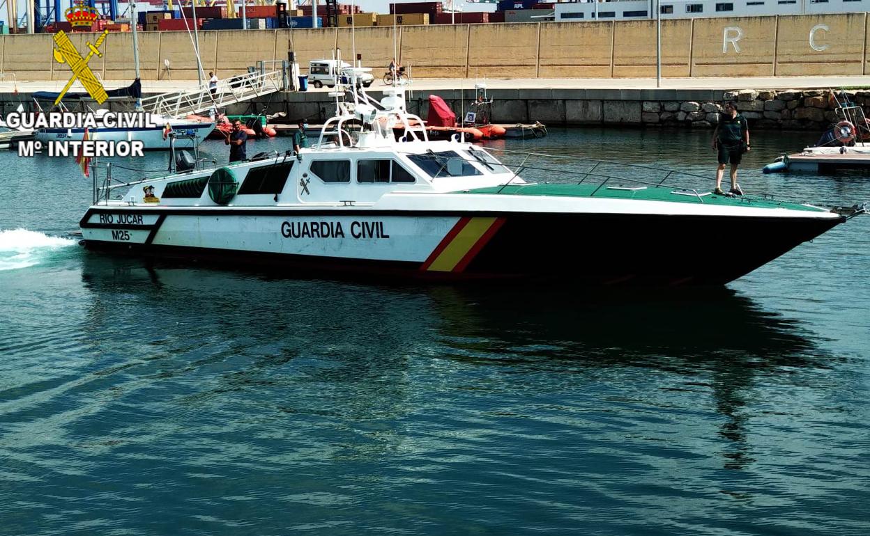 Una patrullera de la Guardia Civil, en el puerto de Valencia. 