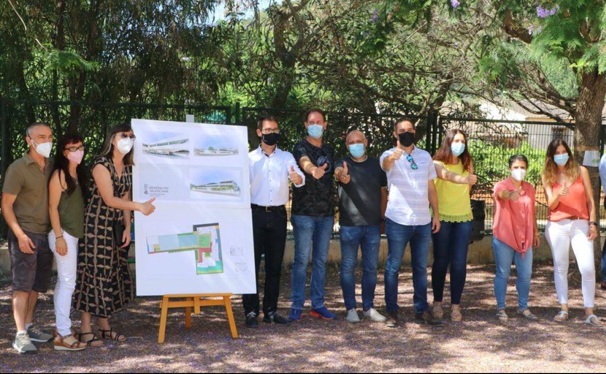 El director general de Infraestructuras Educativas ayer en Xaló, con autoridades y la comunidad educativa. 