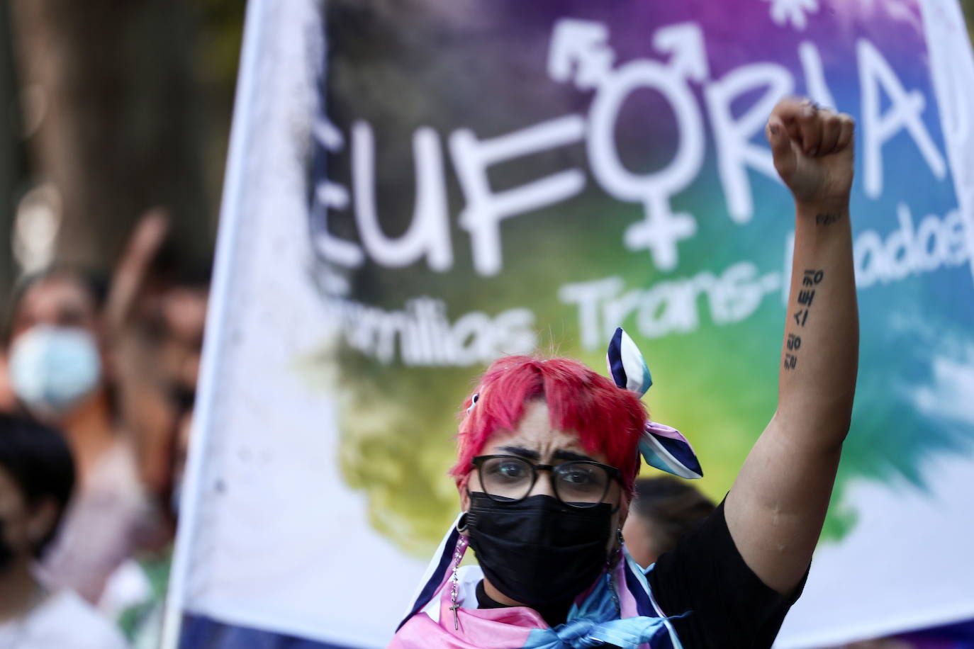 Miles de personas se han manifestado este sábado en Madrid en una marcha del Orgullo 2021 marcada por las medidas impuestas por la organización por la pandemia y con una clara reivindicación por los derechos de las personas trans. 
