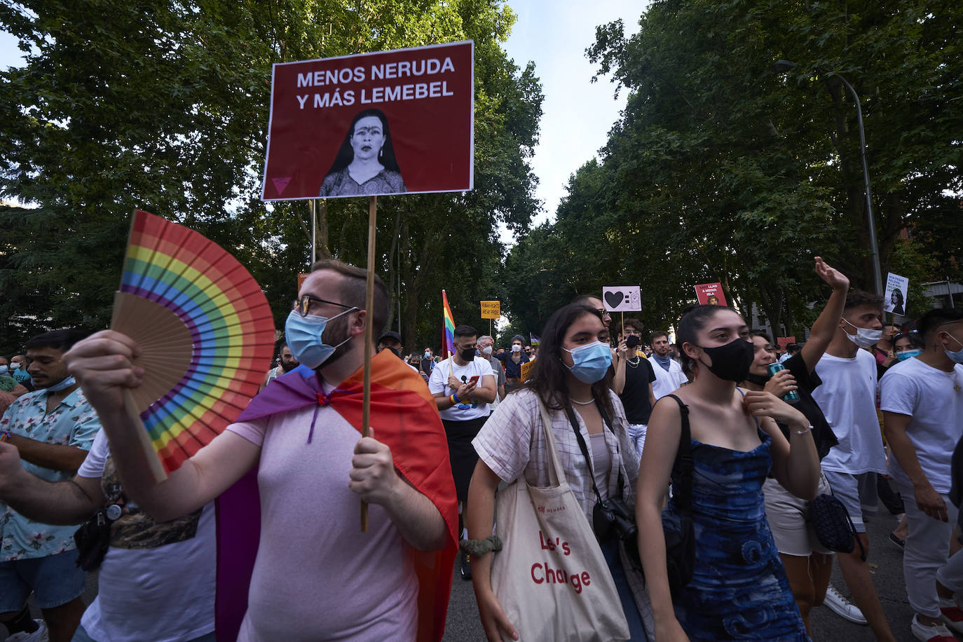 Miles de personas se han manifestado este sábado en Madrid en una marcha del Orgullo 2021 marcada por las medidas impuestas por la organización por la pandemia y con una clara reivindicación por los derechos de las personas trans. 