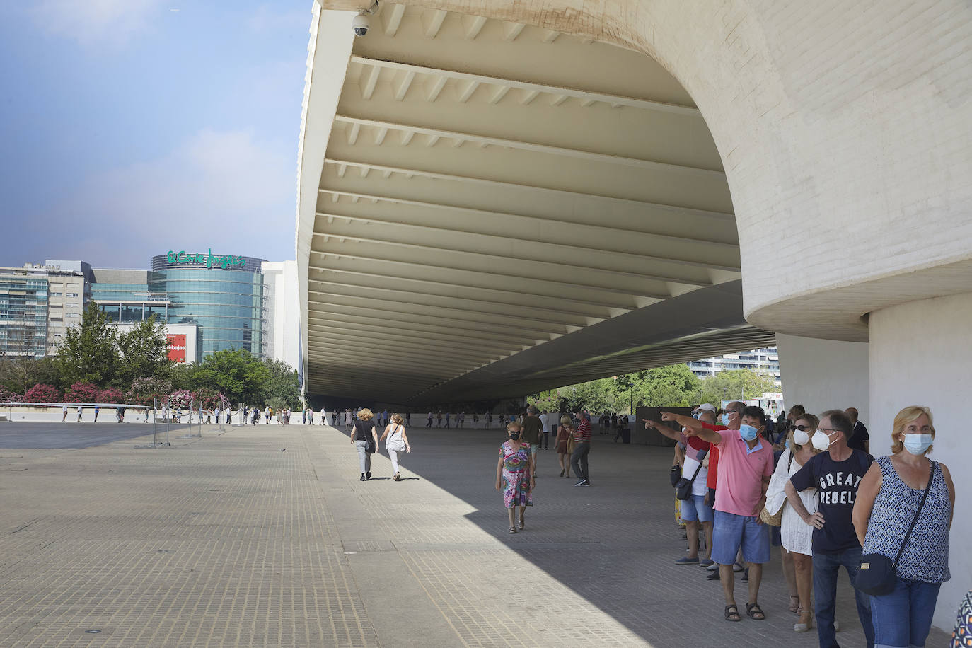 Colas para vacunarse en Valencia este sábado 3 de julio. 