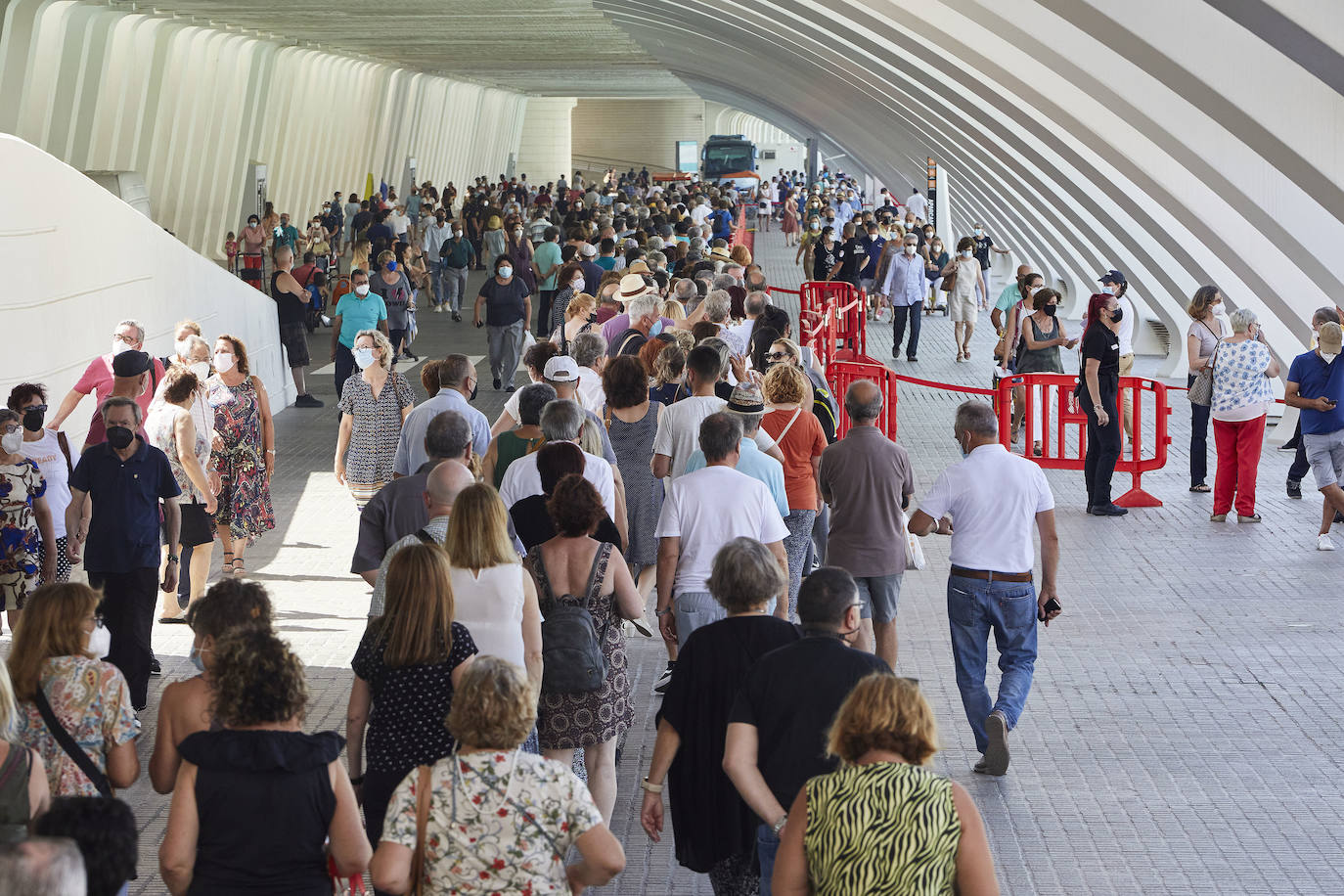 Colas para vacunarse en Valencia este sábado 3 de julio. 