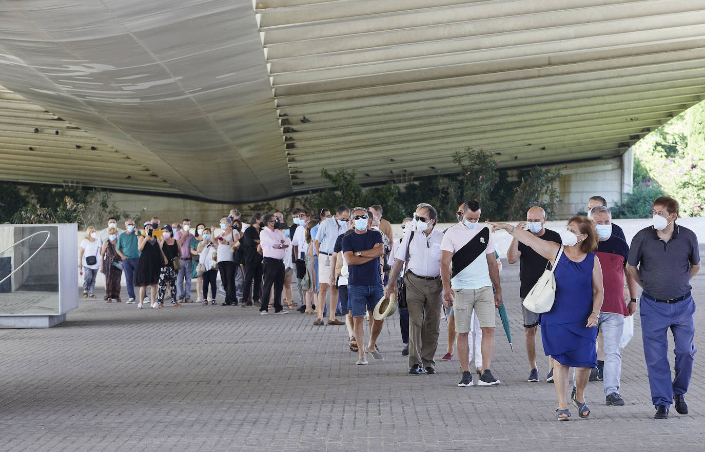 Colas para vacunarse en Valencia este sábado 3 de julio. 