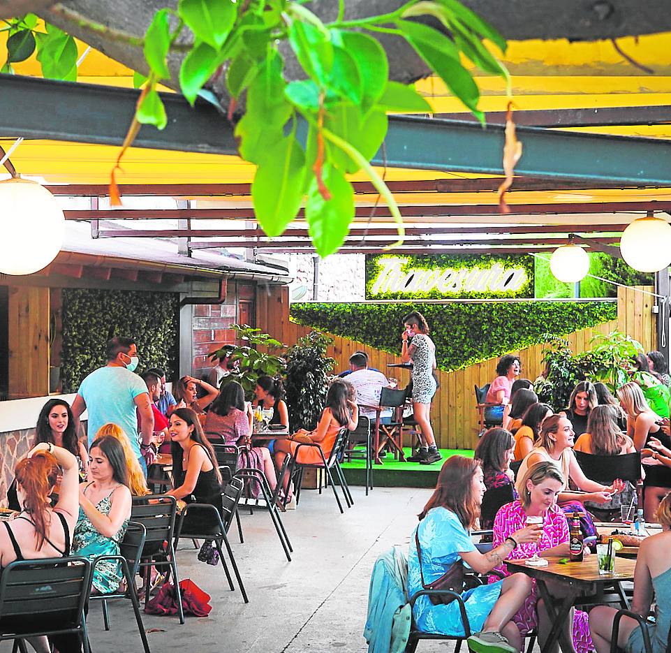 Terraza Travesura, punto de encuentro de veraneantes para tomar una copa. 