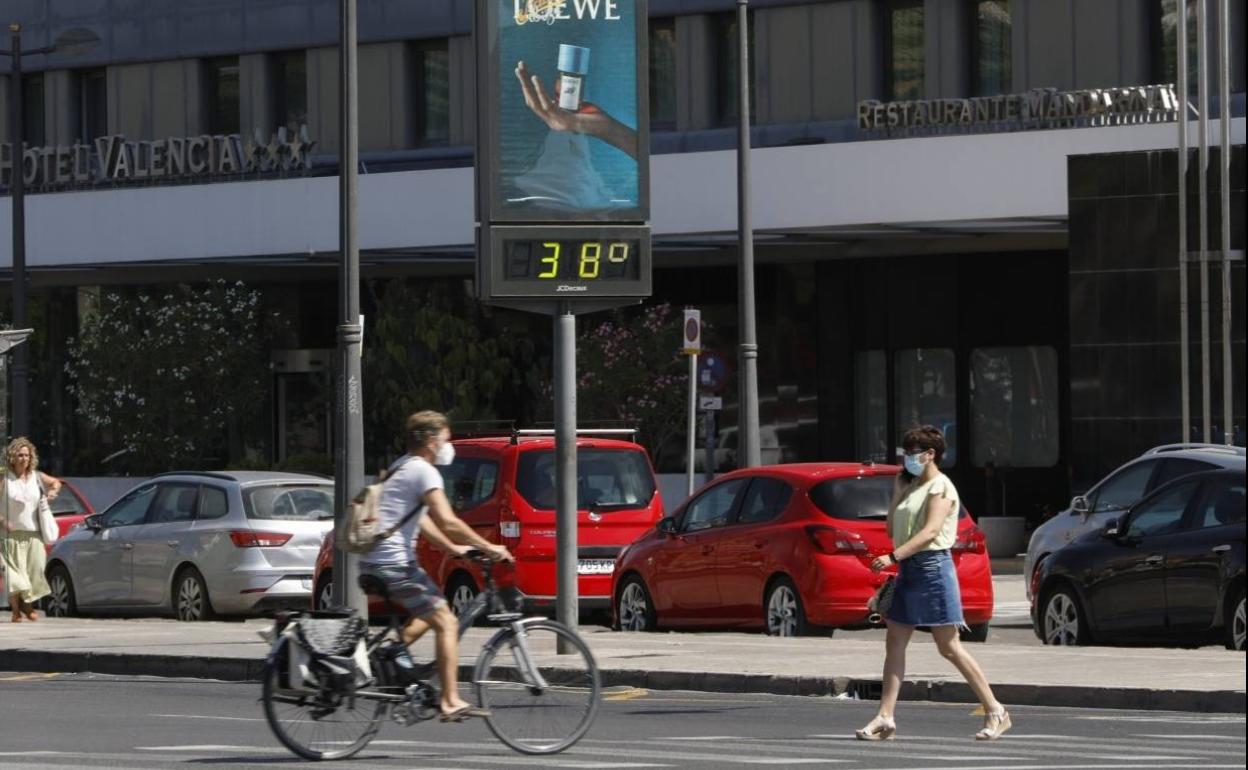 Un termómetro marca 38 grados en Valencia este domingo 4 de julio. 