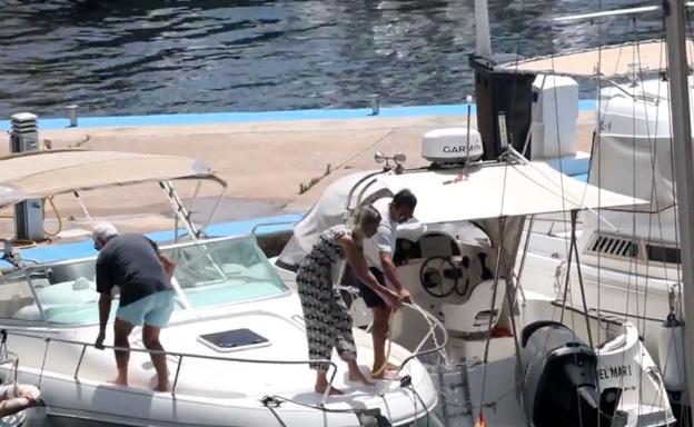 Enrique Ponce y Ana Soria preparan un barco en Almería. 