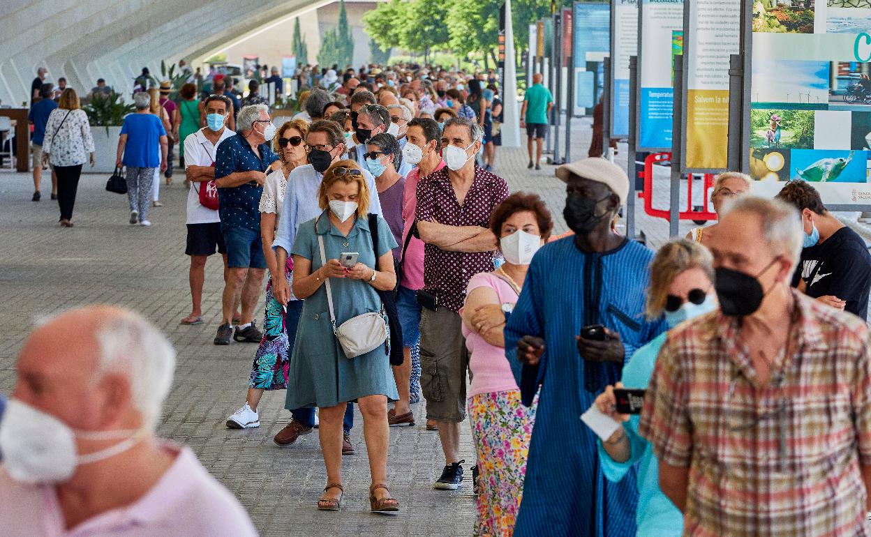 Personas citadas para recibir su dosis en el centro de vacunación masiva de la Ciudad de las Artes y las Ciencias de Valencia. 