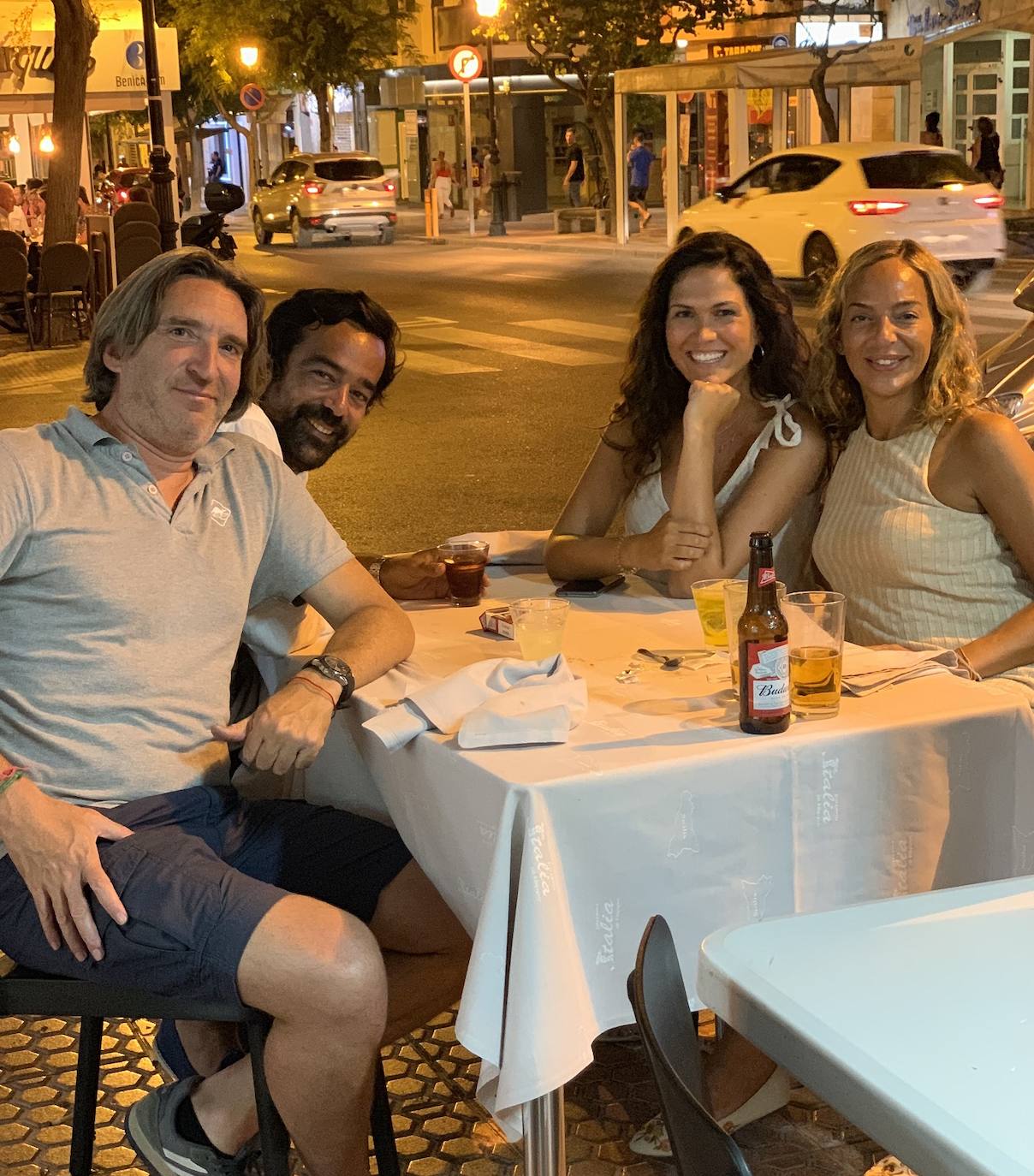 Alvaro Segura, Carlos Alcón, María García y Paula Alcón cenando en Benicàssim.