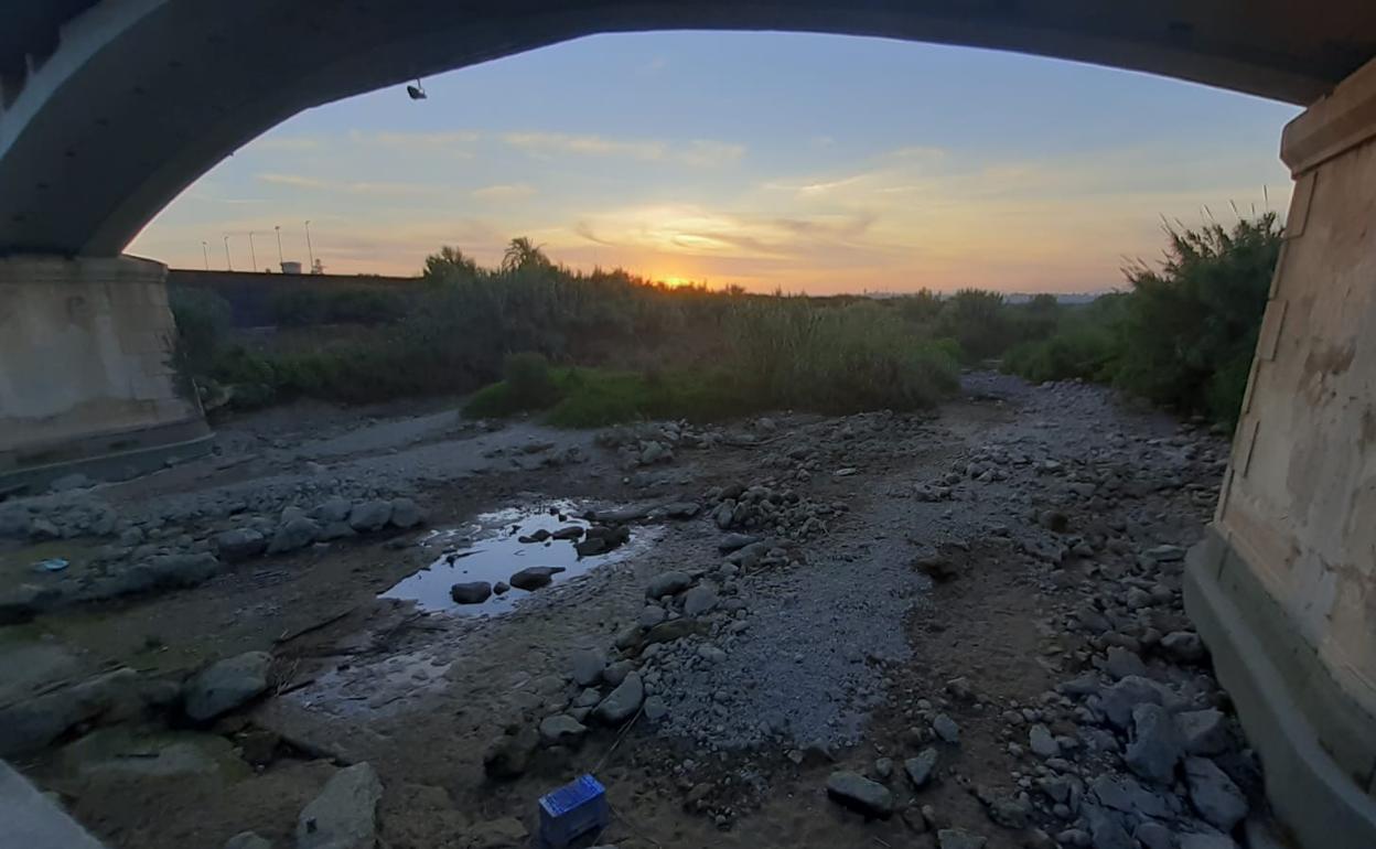 El río seco durante el fin de semana. 