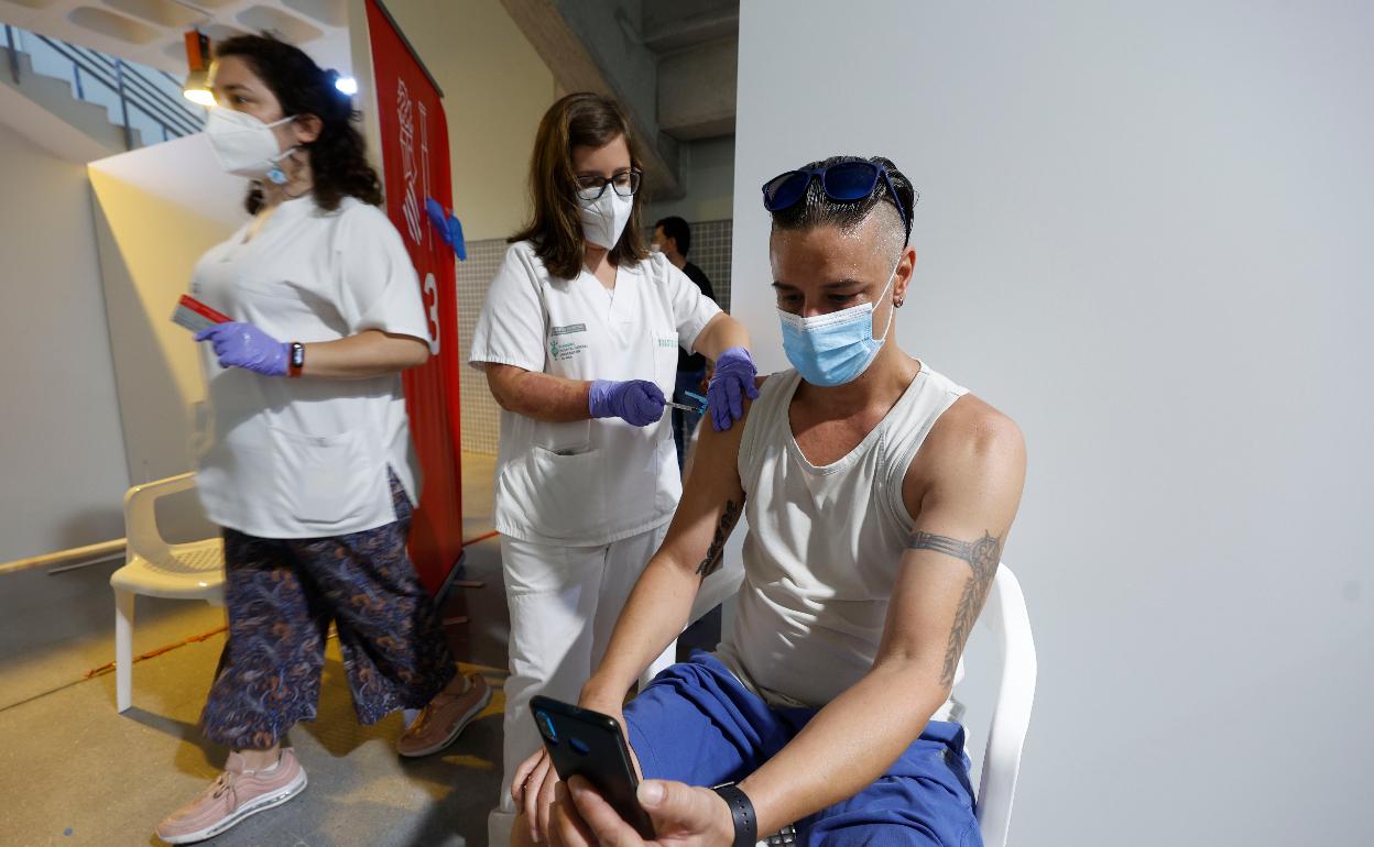 Comienza la vacunación en menores de 40 años. 