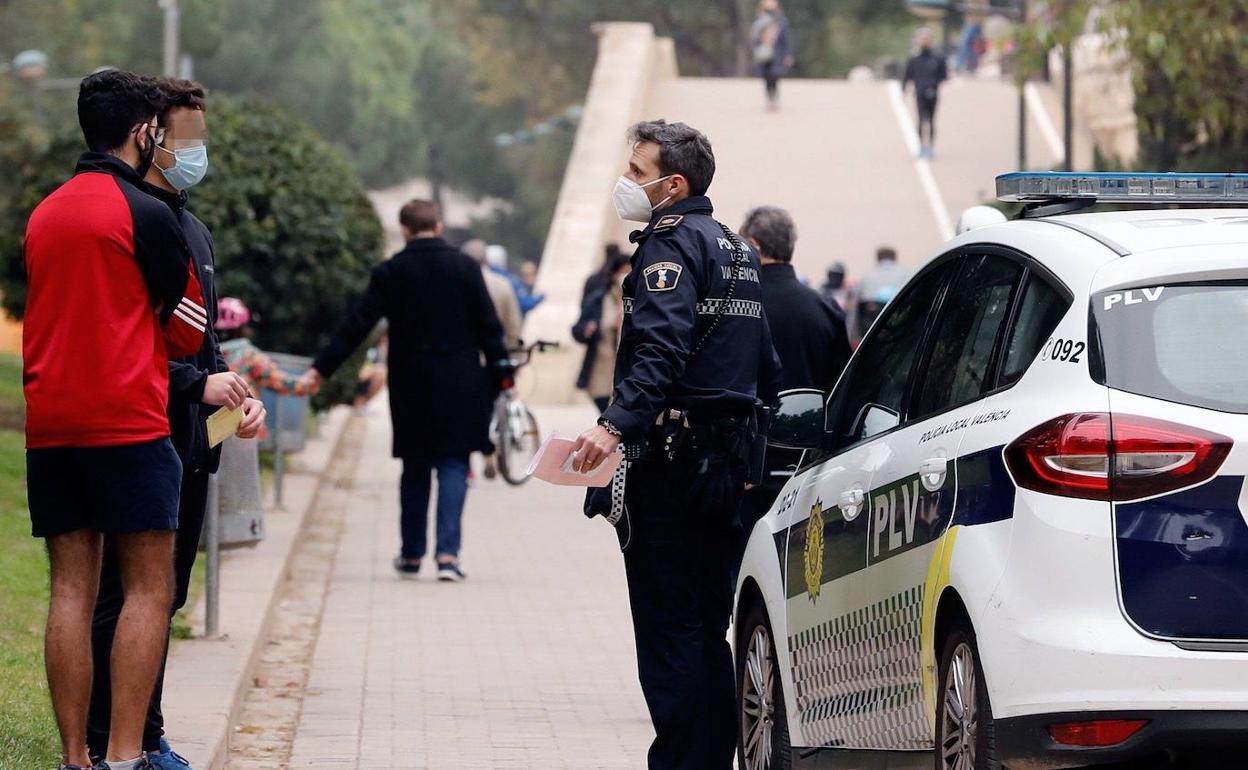 La Policía, sancionando a corredores en el río por ir sin mascarilla