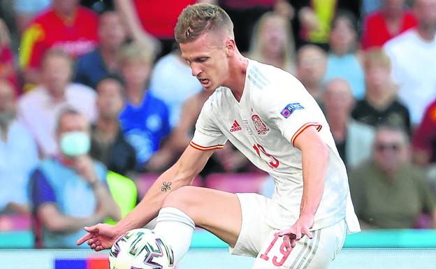 Dani Olmo controla el balón contra Croacia. 