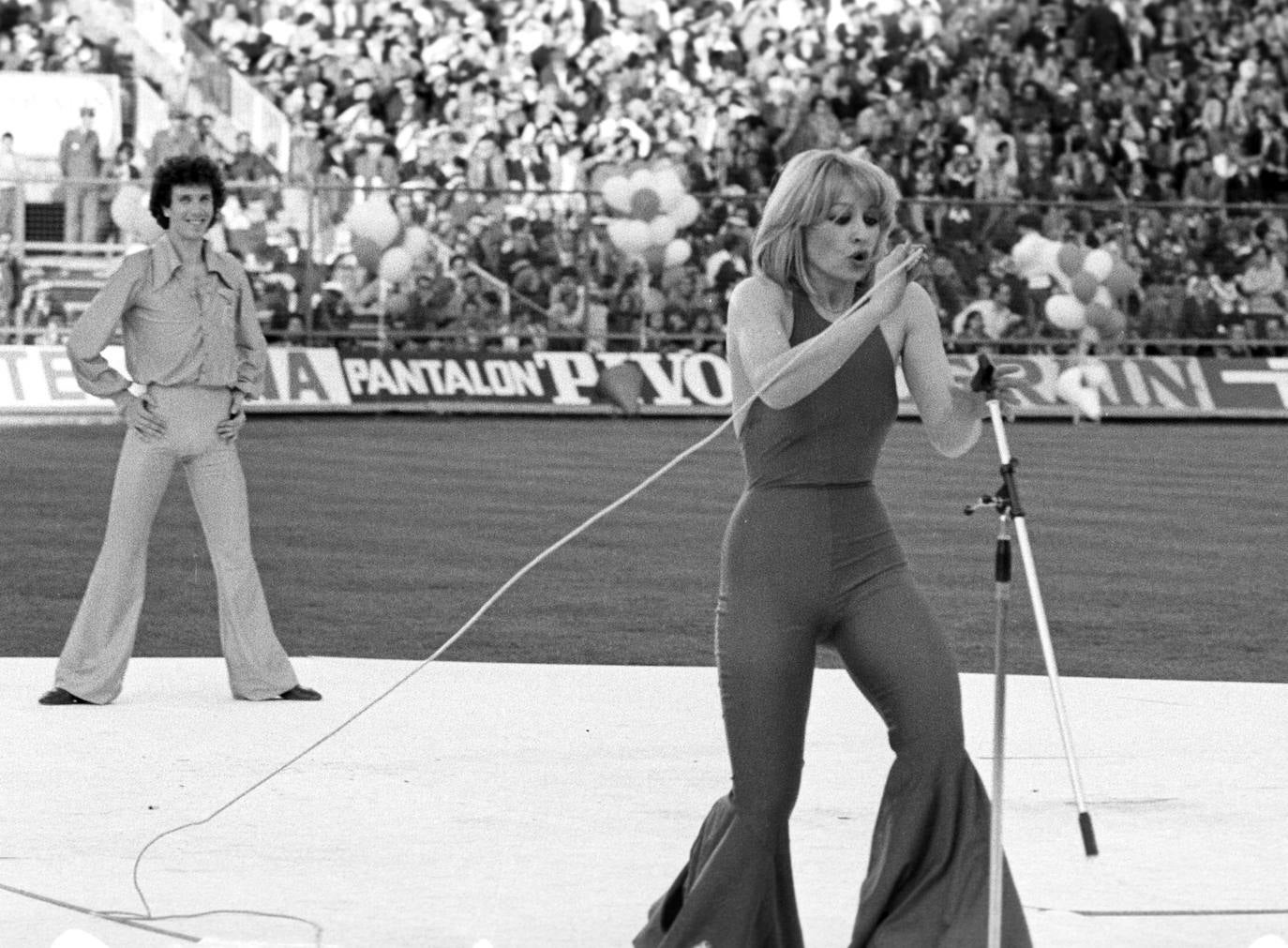 La cantante italiana en un momento de su actuación dentro de los actos conmemorativos del 75 aniversario del Atlético de Madrid, celebrado en el estadio Vicente Calderón