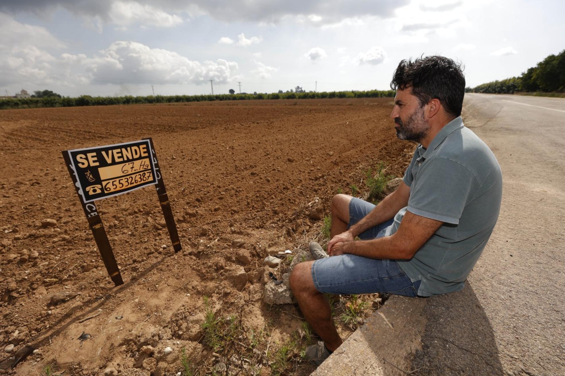 Ismael mira con pesar el cartel en su campo.