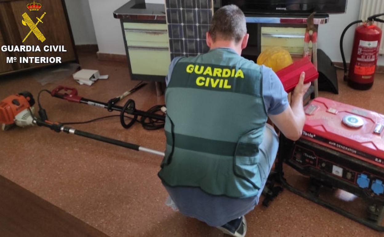 Imagen de la intervención de los agentes de la Guardia Civil. 