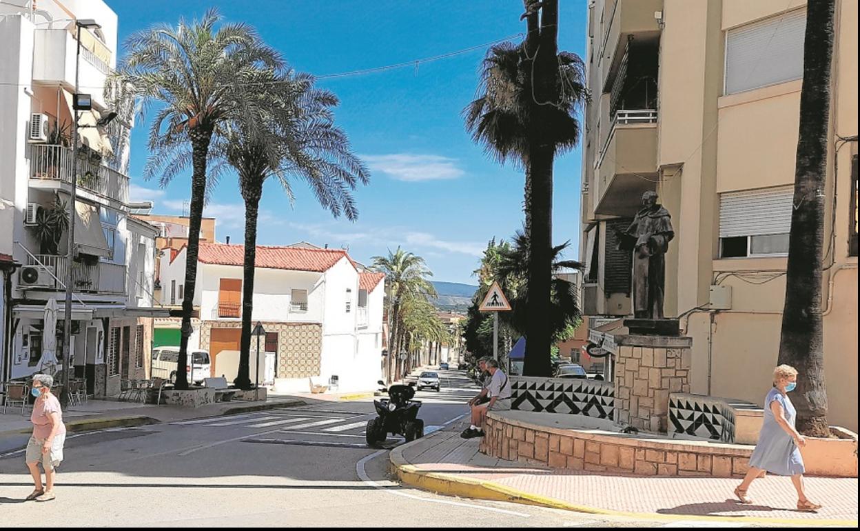 Vecinos en las calles de Vallada.