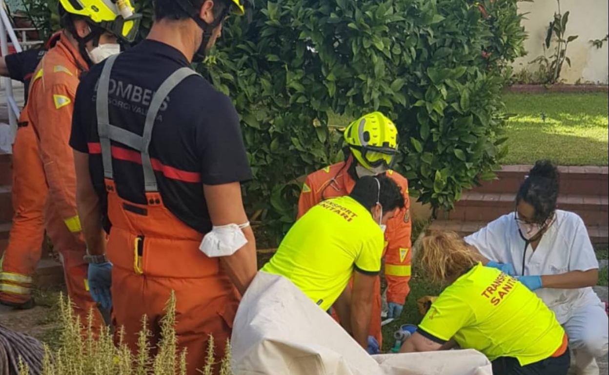 Los servicios sanitarios atienden a la víctima. 