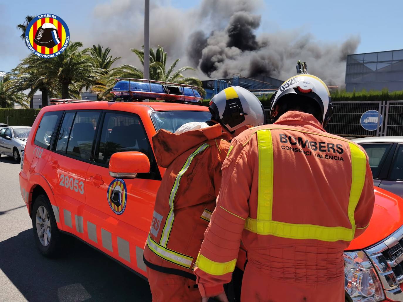 El fuego se ha iniciado este martes por la mañana y al ser una nave donde se trabaja con pinturas y barnices se ha generado una intensa columna de humo gris visible desde varios kilómetros. Los bomberos trabajan en su control para que no se propague.