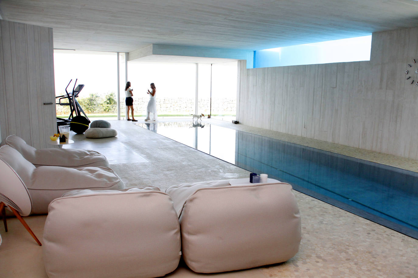 La vivienda cuenta con una piscina cubierta ubicada debajo de la exterior, y con vistas al mar.