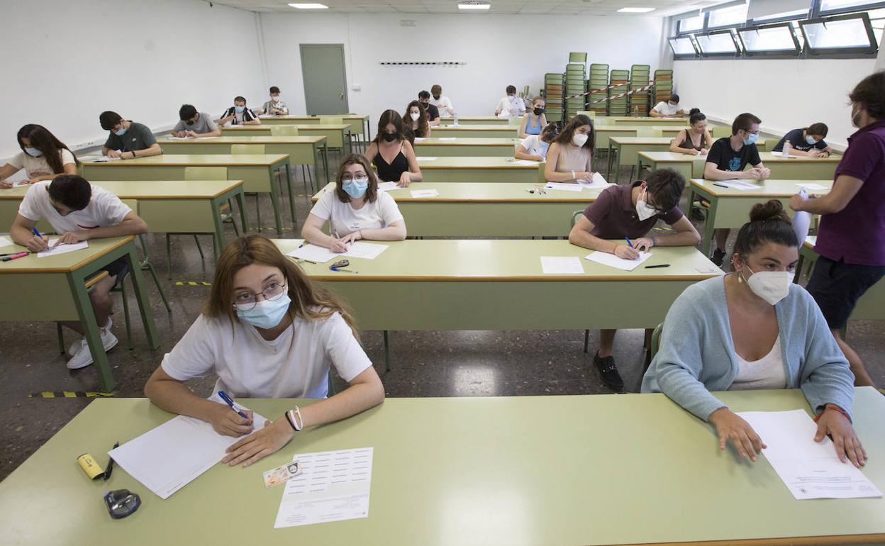 Estudiantes durante el primer día de la selectividad extraordinaria. 