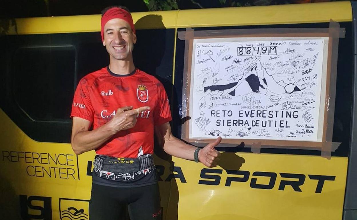 Pepe García Pedret, junto al cartel del 'Reto Everesting Sierra de Utiel' tras haberlo completado. 