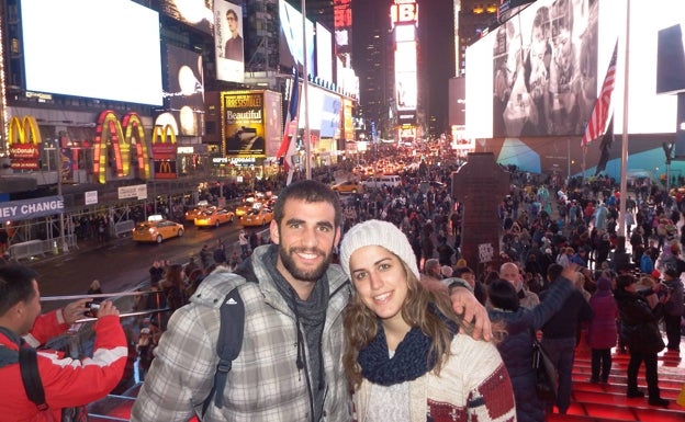 Imagen principal - Irene Garí, en Nueva York, con su hermano, cuando estuvo estudiando en Estados Unidos. Abajo, en California y a la derecha, en el Estany de Gerber, en el Pirineo leridano.