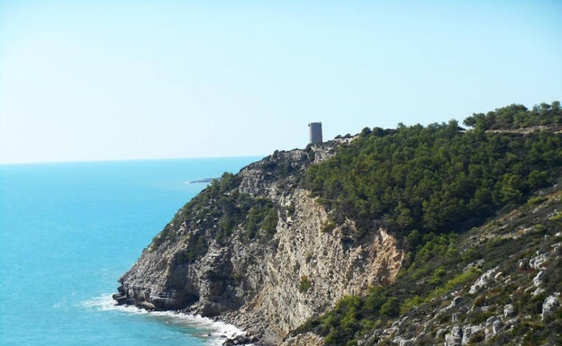 Al fondo, la Torre de Badum, una de las maravillas de la Serra d'Irta. 