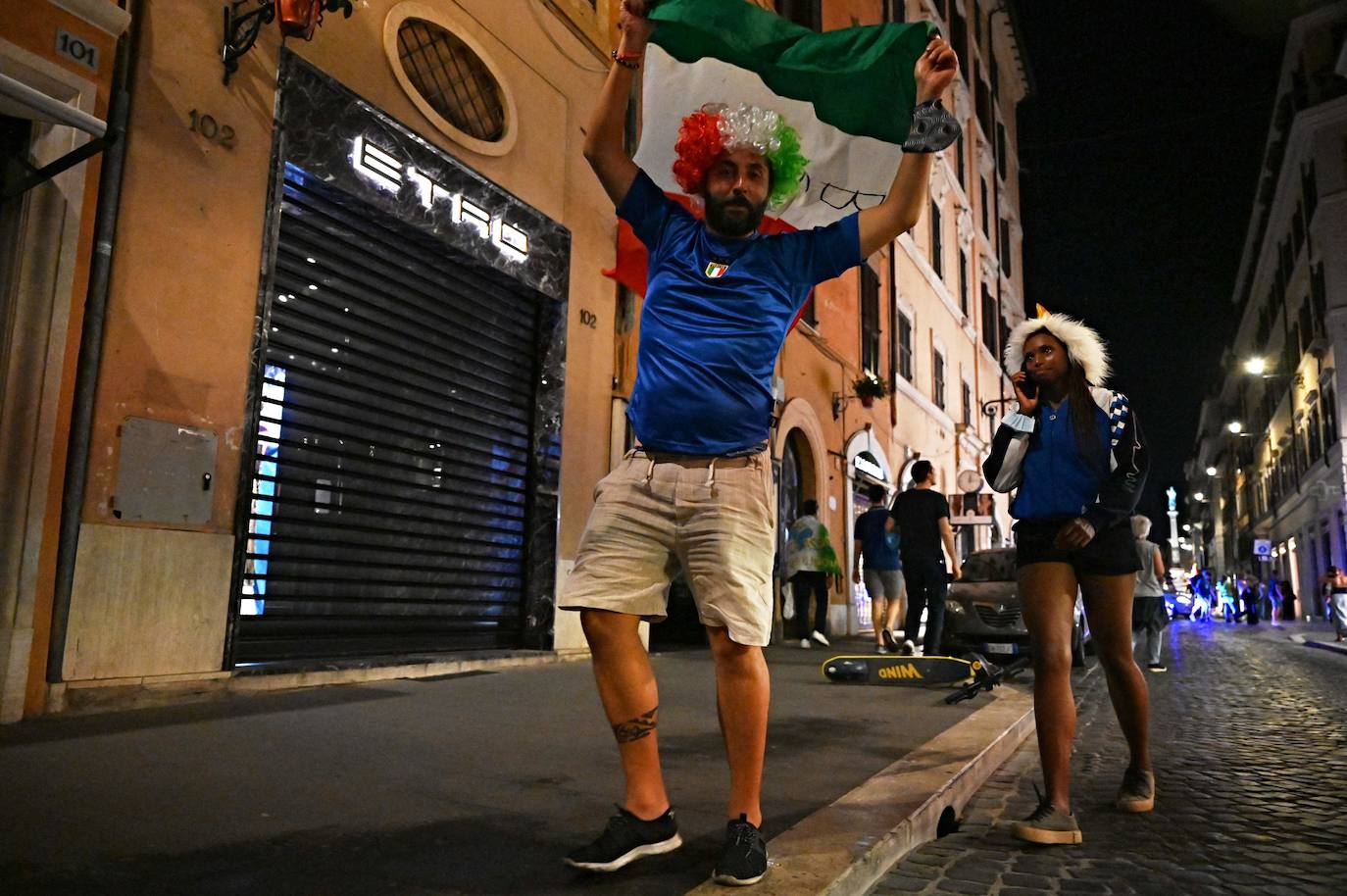 La victoria ante España desata la euforia en la calles de Roma.