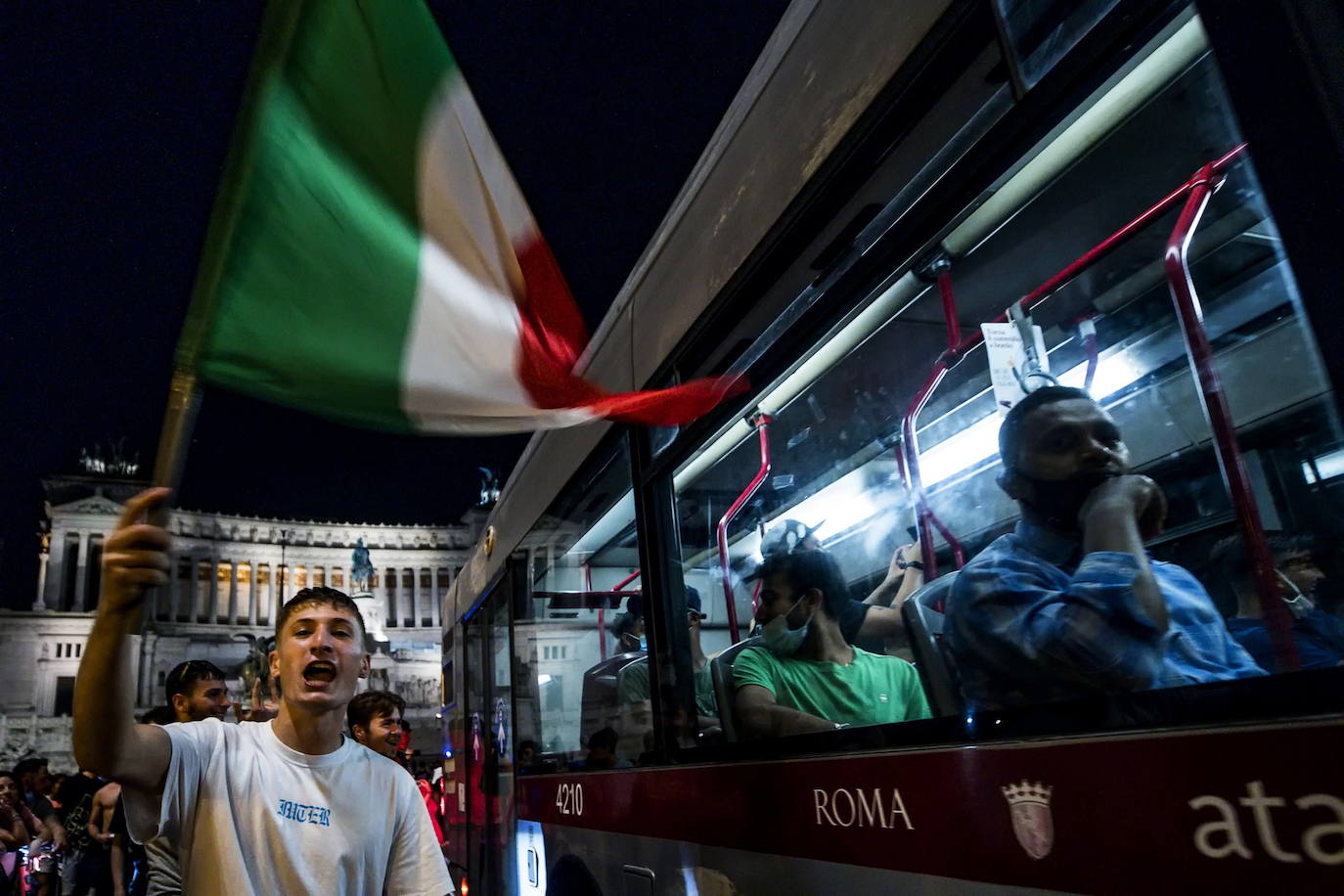 La victoria ante España desata la euforia en la calles de Roma.