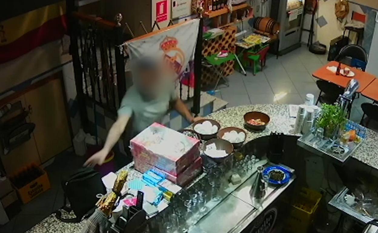 La videocámara de un restaurante le graba en el momento en el que roba un bolso en Benejúzar. 