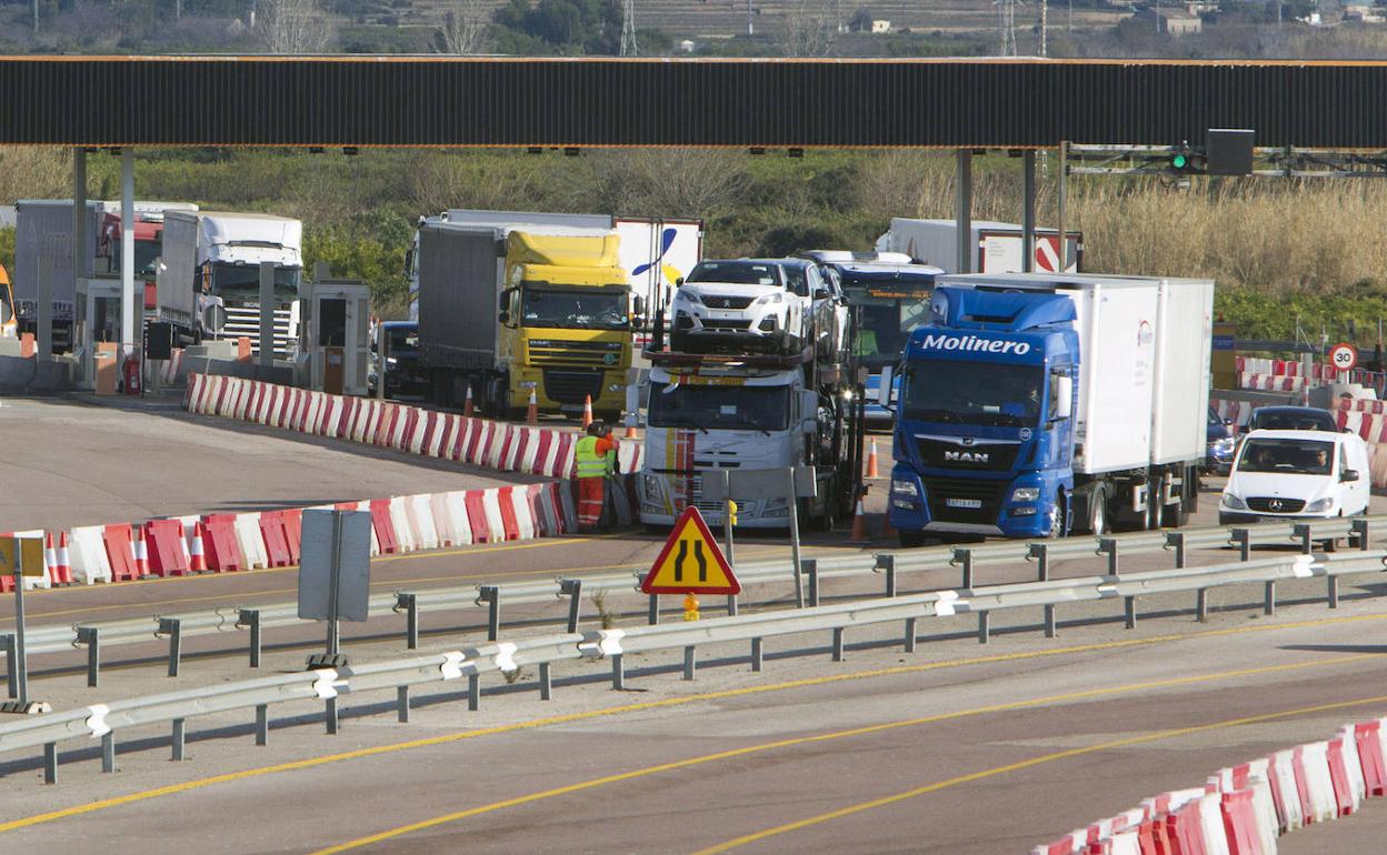 Varios camiones en una carretera en obras. 