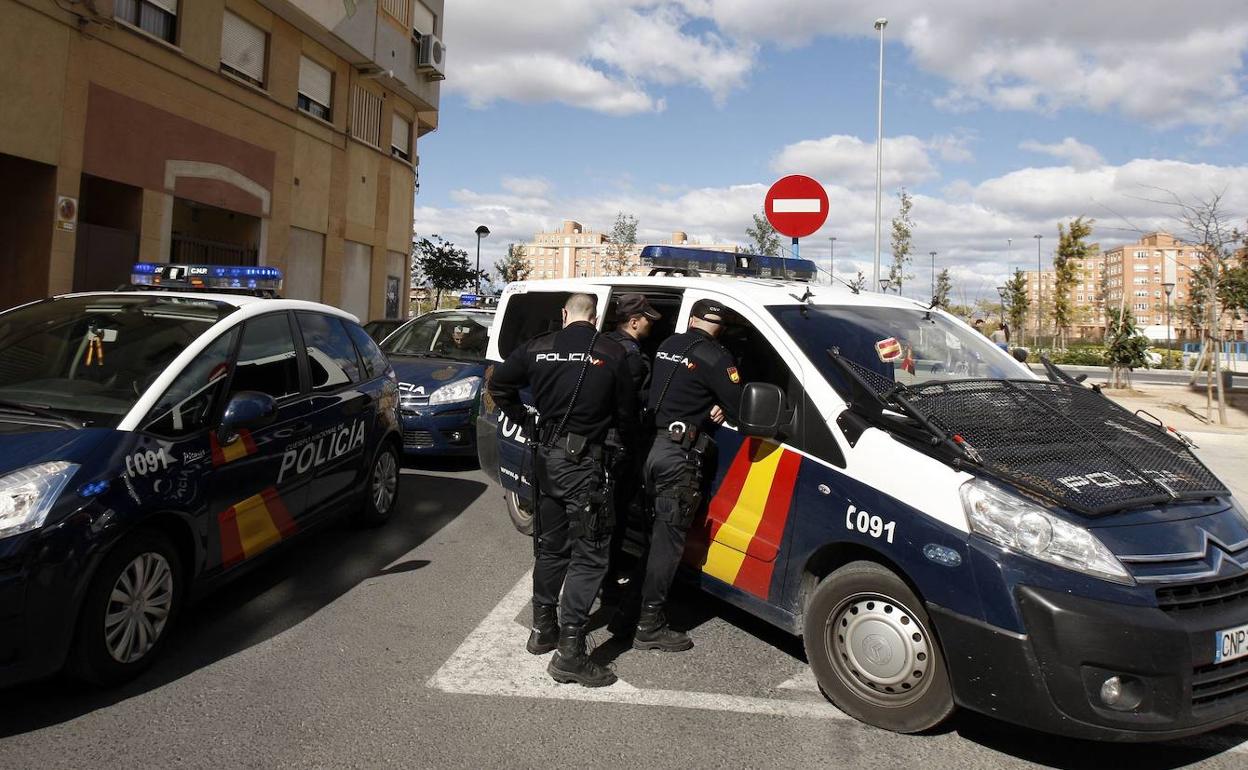 La menor, que todavía no ha cumplido los 14 años, trató de defender a la madre. 