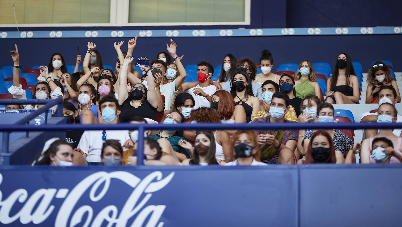 El festival de música urbana Big Sound ha devuelto este jueves el ritmo a Valencia. Cinco horas de música en el estadio del Levante UD con Nassim, Robie, Chilax, Medina Kid, el 'dj' Del Puerto, Don Patricio, Chema Rivas y Ana Mena. El festival continuará el sábado con las actuaciones de Bad Gyal, Danny Romero y Mueveloreina, entre otros. 