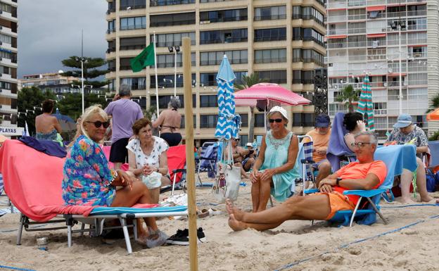 Un grupo de turistas descansa en Benidorm. 