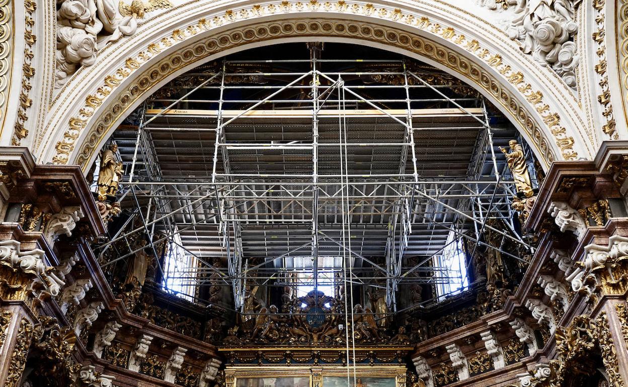 Andamio flotante instalado en la cúpula de los ángeles músicos de la Catedral. 