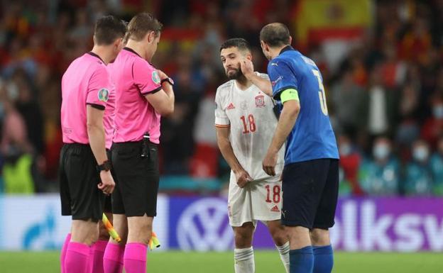 Chiellini bromea con Alba en el sorteo de la tanda de penaltis. 