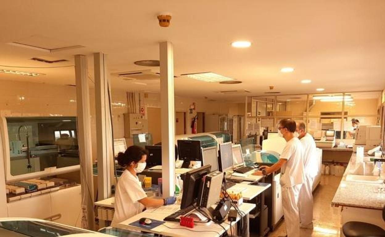 Laboratorio de analítica del hospital Lluís Alcanyís de Xàtiva. 