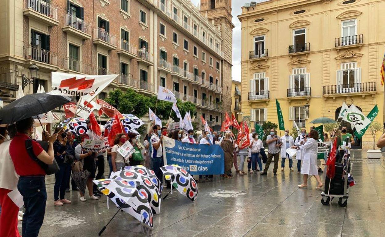 Protesta de los trabajadores de Torrevieja ante el Palau. 