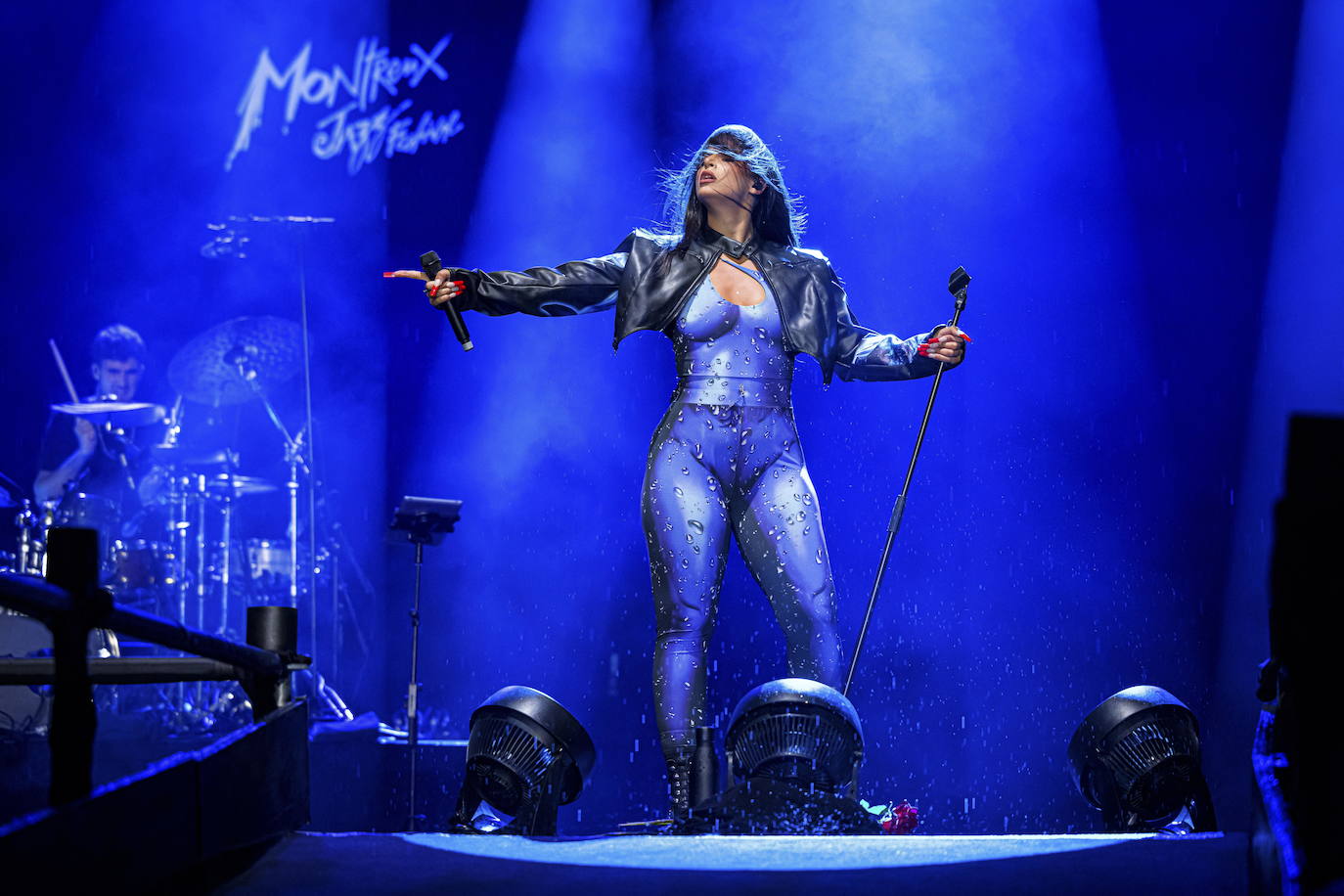 La cantante Nathy Peluso actúa bajo la lluvia en el escenario del lago durante el 55º Festival de Jazz de Montreux, en Suiza. 